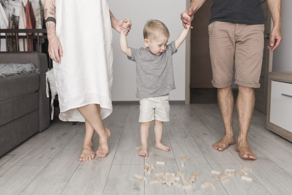 Huis met frisse en comfortabele woonomgeving waarin een blije familie is.