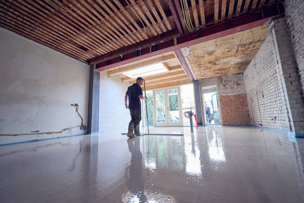 Afreien van een anhydrietvloer (anhydriet dekvloer).