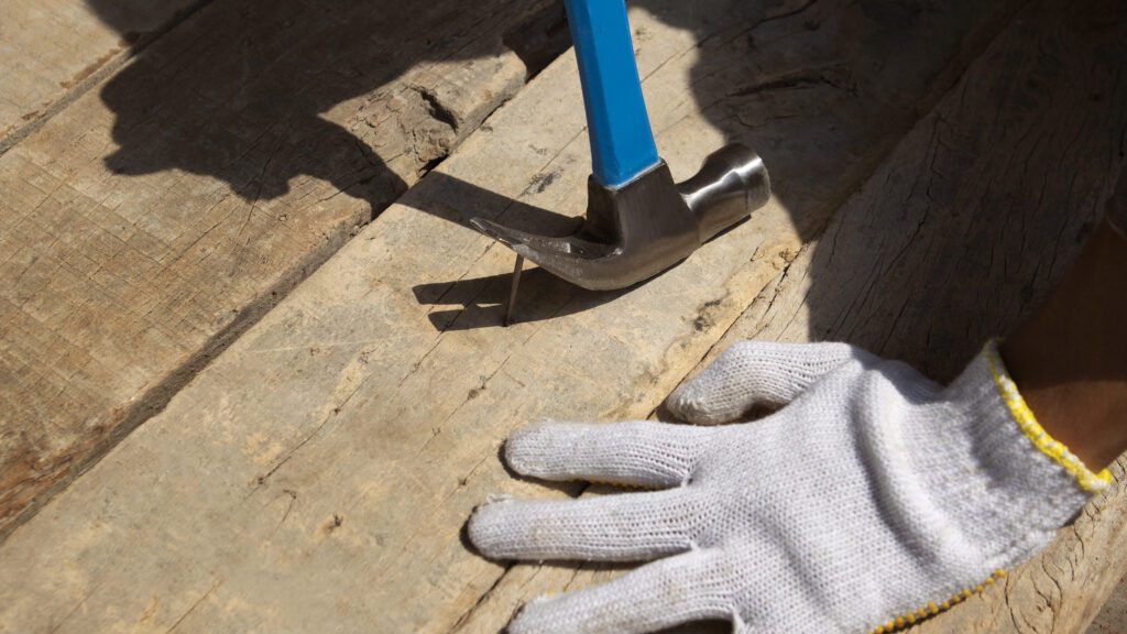 Houten vloer verwijderen.