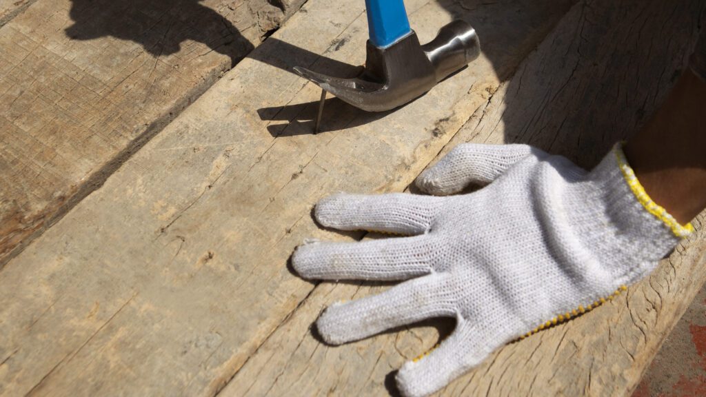 Houten vloer verwijderen.